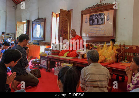 Religiöse Zeremonie in Wat Pra Singen Stockfoto