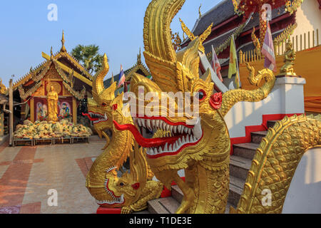 Die wächter der Tempel (Wat Phra That Doi Kham) Stockfoto