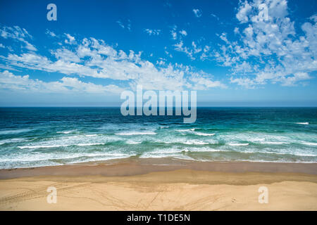 Gelb Sand Strand, Meer und tiefen blauen Himmel Stockfoto