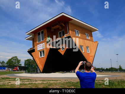 DAS VERRUECKTE HAUS (Das verrückte Haus) Bispingen, Lüneburger Heide, Niedersachsen, Deutschland, Europa Stockfoto