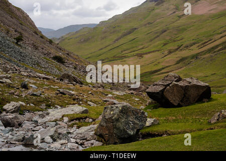 Nahaufnahme der felsigen Landschaft Honister Pass im Lake District National Park, Cumbria, England, UK Stockfoto