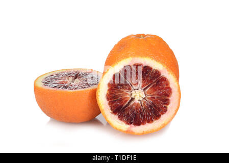 In Scheiben geschnitten Blutorangen auf Weiß Stockfoto