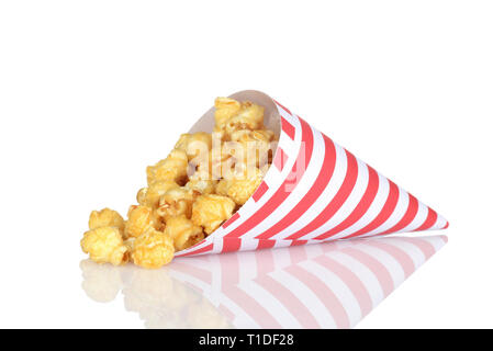Verschüttete Karamell Popcorn in einer Papiermembran Stockfoto