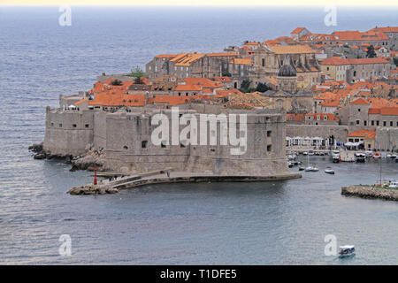 Dubrovnik, Kroatien - 19 April, 2011: die alten Mauern der Stadt und den Hafen Wahrzeichen in Dubrovnik, Kroatien. Stockfoto