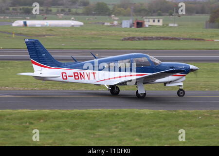 G-BNVT, ein privat geführtes Piper PA-28 R-201 T Turbo Cherokee Arrow III, am Internationalen Flughafen Prestwick, Ayrshire. Stockfoto