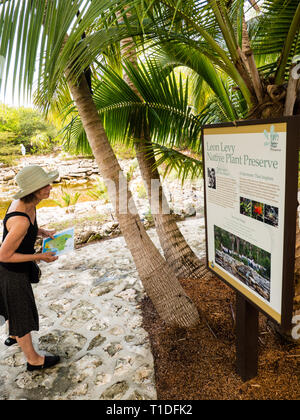 Hinweisschild am Eingang, Leon Abgabe einheimische Pflanze erhalten, Eleuthera, Bahamas, in der Karibik. Stockfoto