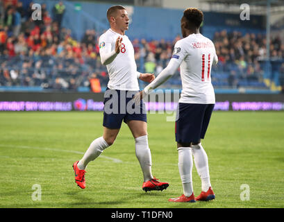 England's Ross Barkley (links) feiert zählende zweite Ziel seiner Seite des Spiels mit Callum Hudson-Odoi während der UEFA EURO 2020 Qualifikation, Gruppe, ein Gleiches an die Podgorica das Stadion der Stadt. Stockfoto