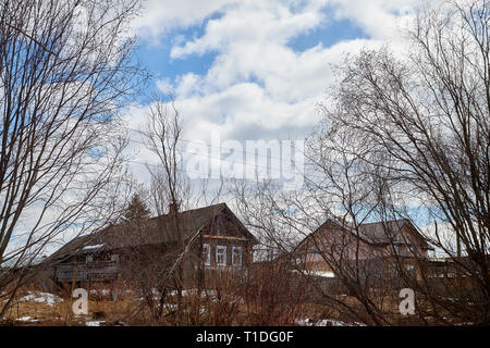 Alte Häuser in dem verlassenen Dorf, Zweig der Bäume und der Himmel mit Wolken Hintergrund Stockfoto