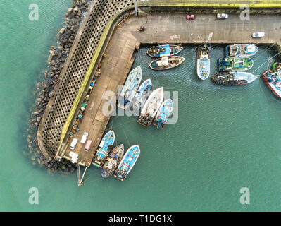 Dies ist eine Luftaufnahme von Ardglass Hafen und den Fischerbooten im County Down in Nordirland Stockfoto