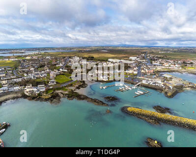 Dies ist eine Luftaufnahme von Ardglass hafen und Dorf im County Down in Nordirland Stockfoto