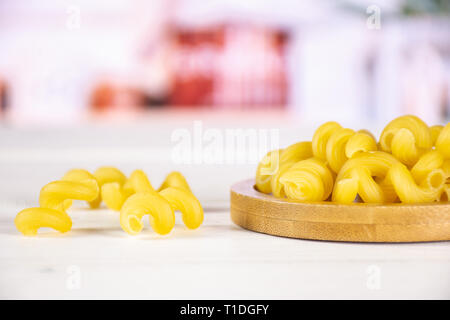 Menge ganze cavatappi Pasta auf Bambus Platte in einem weißen Küche Stockfoto