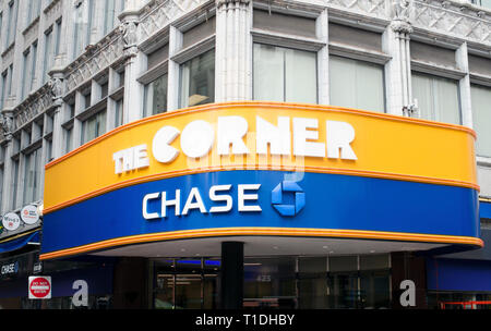 Chase Bank unterzeichnen und die Ecke in Downtown Crossing Boston, Massachusetts, USA Stockfoto