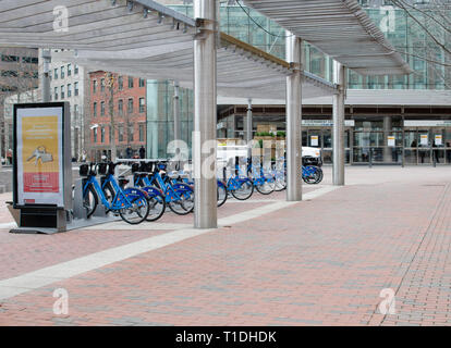 Fahrräder außerhalb der Regierung Centre Public Transit Station neben der City Hall Plaza in Boston, Massachusetts, USA Stockfoto