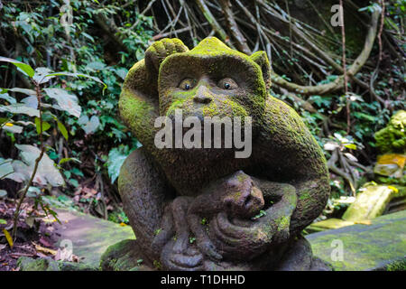 Monkey Statue in mit Moos bedeckt, Indonesien Stockfoto