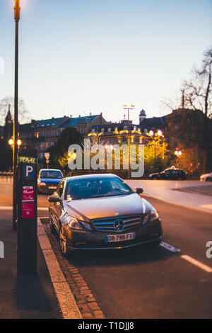 Straßburg, Frankreich - Mar 27, 2017: Luxus Mercedes-Benz E-Klasse Coupé auf einer Französischen Strasse bei Dämmerung Neigung geparkt - shift Objektiv Stockfoto