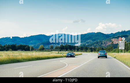 Schiltach, Deutschland - May 10, 2018: Die deutsche Autobahn mit luxuriösen Chevrolet Corvette Cabrio Cabriolet Auto schnell auf der Landstraße an einem sonnigen Tag mit Schwarzwald Berge im Hintergrund Stockfoto