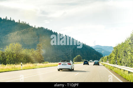 Schiltach, Deutschland - May 10, 2018: Die deutsche Autobahn mit luxuriösen Audi Cabrio Cabriolet Auto schnell auf der Landstraße an einem sonnigen Tag mit Schwarzwald Berge im Hintergrund Stockfoto