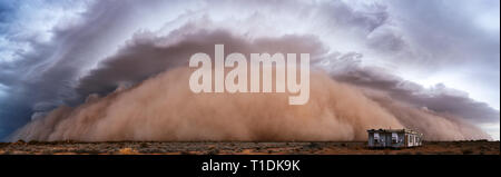 Massiver Haboob-Staubsturm in der Wüste bei Wellton, Arizona, USA Stockfoto