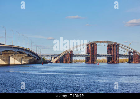 Rusty unfertige Brücke über den Fluss Dnepr in Kiew, Ukraine Stockfoto