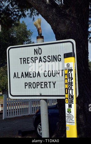 Erdöl pipeline Warnung und kein Übertreten Alameda County property Anmelden Sunol, Kalifornien Stockfoto