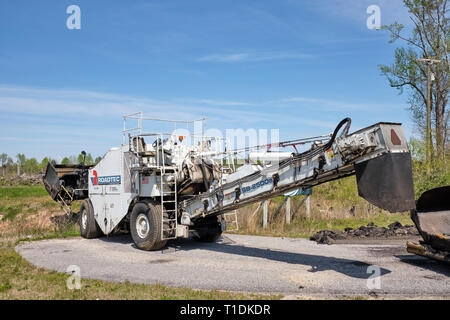 Roadtec SB 2500e material transfer Fahrzeug im Straßenbau und belagserneuerung oder Asphalt in Montgomery Alabama, USA Pflastern. Stockfoto