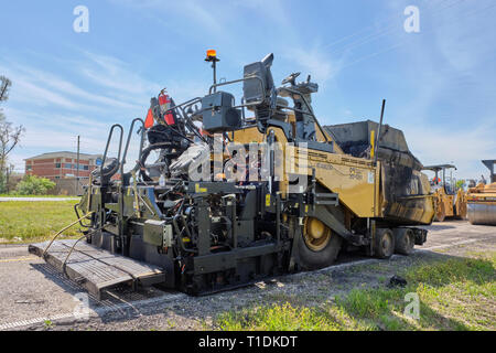 Cat AP100 F Rädern ebnet Maschine oder Teermaschine geparkt und in Montgomery Alabama, USA im Leerlauf. Stockfoto