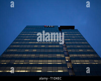 OTTAWA, Kanada - 12. NOVEMBER 2018: EDC Logo auf ihren Hauptsitz in Ottawa in der Nacht. Export Development Canada ist ein staatliches Unternehmen supportin Stockfoto