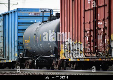 Geneva, Illinois, USA. Eine lokale Union Pacific Güterzug mit einer Mischung aus östlicher Richtung über Genf nach Chicago, Illinois. Stockfoto