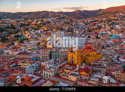 Das bunte Stadtbild von Guanajuato bei Sonnenuntergang mit dem Wahrzeichen der Basilika Unserer Lieben Frau von Guanajuato, Guanajuato, Mexiko. Stockfoto