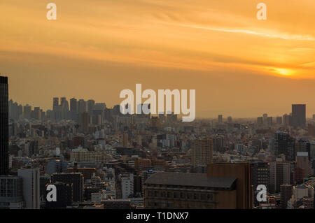 Sonnenuntergang über Tokyo Shinjuku mit modernen Wolkenkratzern wrappend in Abend Nebel Stockfoto