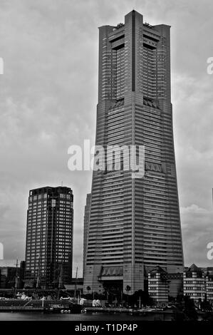 Yokohama, Japan - 7. Juli 2018: Schwarz/Weiß Bild von der Yokohama Landmark Tower, die in 1993 gebaut wurde. Der Turm ist der 4. höchste Gebäude i Stockfoto