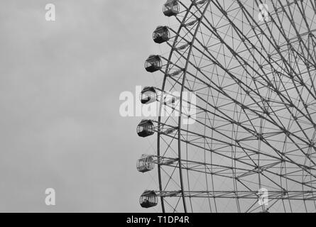 Schöne schwarz-weiß Bild von einem Teil des riesigen Riesenrad in Yokohama City in Japan Stockfoto