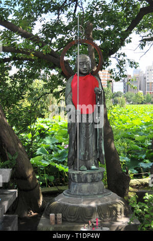 Ueno, Tokio, Japan - 9. Juli 2018: Bronze Jizo Statue vor dem Shinobazunoike Bentendo Tempel - Ueno Park Stockfoto