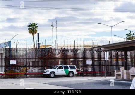 Die Grenzmauer in Calexico Kalifornien ein Einfuhrhafen entlang der US-mexikanischen Grenze Stockfoto