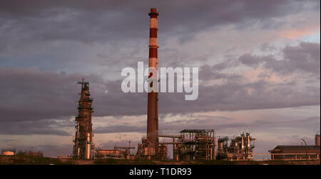 Teil einer großen Ölraffinerie und Triebwerk in der Dämmerung Stockfoto