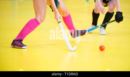 Hockey Player Frau mit Ball im Angriff spielen Hockey Game Stockfoto