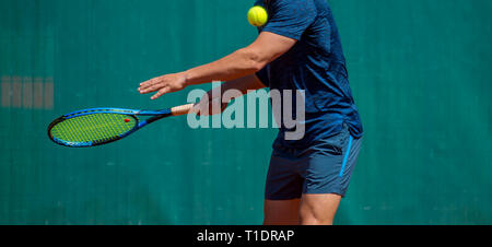 Nahaufnahme Foto eines Mannes den Tennisschläger schwingen während einer Partie Tennis Stockfoto