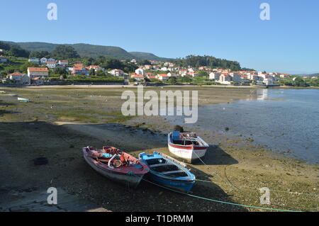Drei schöne Boote mit Ebbe in der Stuary der schönen Villa von Combarrro. Natur, Architektur, Geschichte, Street Photography. 19. August, 2. Stockfoto