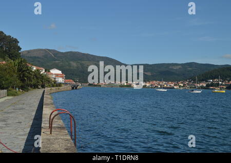 Boote zusammen mit Muschel Züchter in der Mündung des Muros Dorf. Natur, Architektur, Geschichte, Street Photography. August 19, 2014. Muros Stockfoto