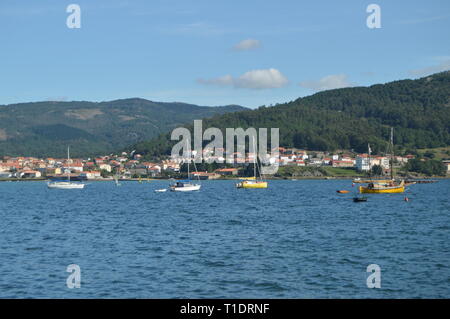 Boote zusammen mit Muschel Züchter in der Mündung des Muros Dorf. Natur, Architektur, Geschichte, Street Photography. August 19, 2014. Muros Stockfoto