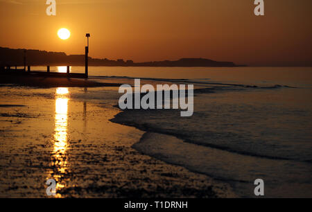 Die Sonne über Boscombe Strand in Dorset. Stockfoto