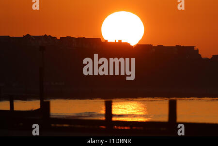 Die Sonne über Boscombe Strand in Dorset. Stockfoto