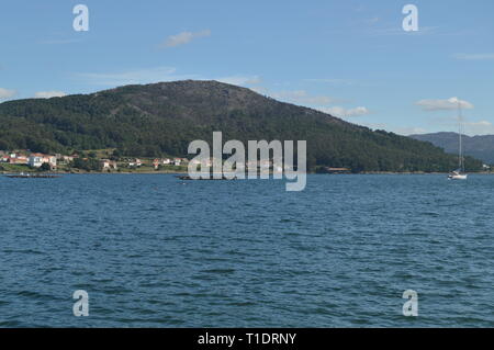 Boote zusammen mit Muschel Züchter in der Mündung des Muros Dorf. Natur, Architektur, Geschichte, Street Photography. August 19, 2014. Muros Stockfoto