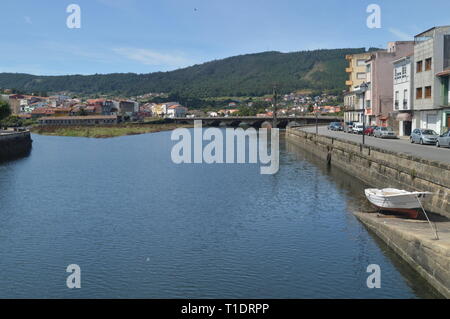 Brücke auf der Traba Fluss vor der Einmündung in die Ria in Noya. Natur, Architektur, Geschichte, Street Photography. August 19, 2014. Noia, La Coruña, Ga Stockfoto