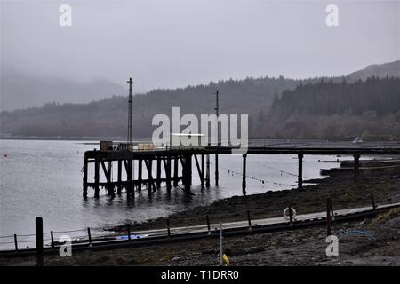 Scottish Sea Farmen Süßwasser, Lachs fischzuchtanstalt Pier am Loch Creran. Misty Szene erinnert an ein Gefühl von Frieden, Ruhe und otherworldliness. Stockfoto