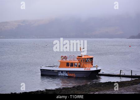 Staffa Touren Boot Elsie vor Anker auf Loch Creran Ufer im Nebel gegenüber der Fischzucht Brutplatz. Ein Gefühl von Einsamkeit Isolation in der nebligen Meer Loch. Stockfoto