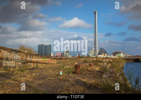 Blick nach Osten auf Glasgow graving Docks in Richtung Pacific Quay, Glasgow, Schottland, Großbritannien Stockfoto