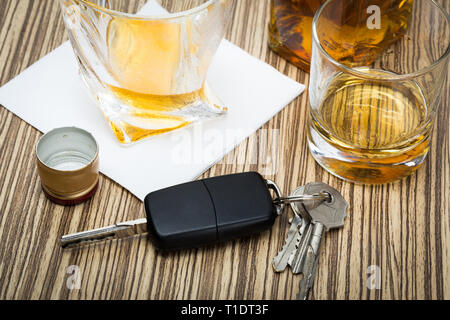 Auto-Taste auf der Bar mit verschüttetem Alkohol Stockfoto