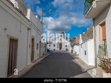 Trullo Sovrano Museum (Corte Papa Cataldo) in Alberobello, Puglia, Italien. Die einzige Trulli Haus ein Doppelboden in der Stadt zu haben. Stockfoto