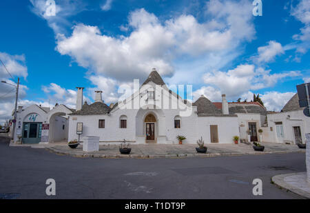 Trullo Sovrano Museum (Corte Papa Cataldo) in Alberobello, Puglia, Italien. Die einzige Trulli Haus ein Doppelboden in der Stadt zu haben. Stockfoto